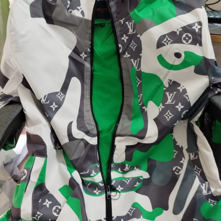 Louis Vuitton LV Best Quality Men Green grey printed hood zipper Jacket FZ273 (1)